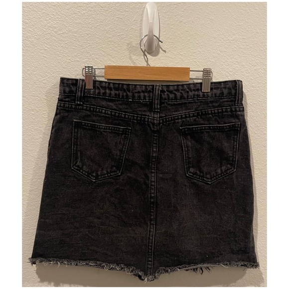 SADIE AND SAGE Buttons Down Black A-Line Mini Skirt - Picture 3 of 3